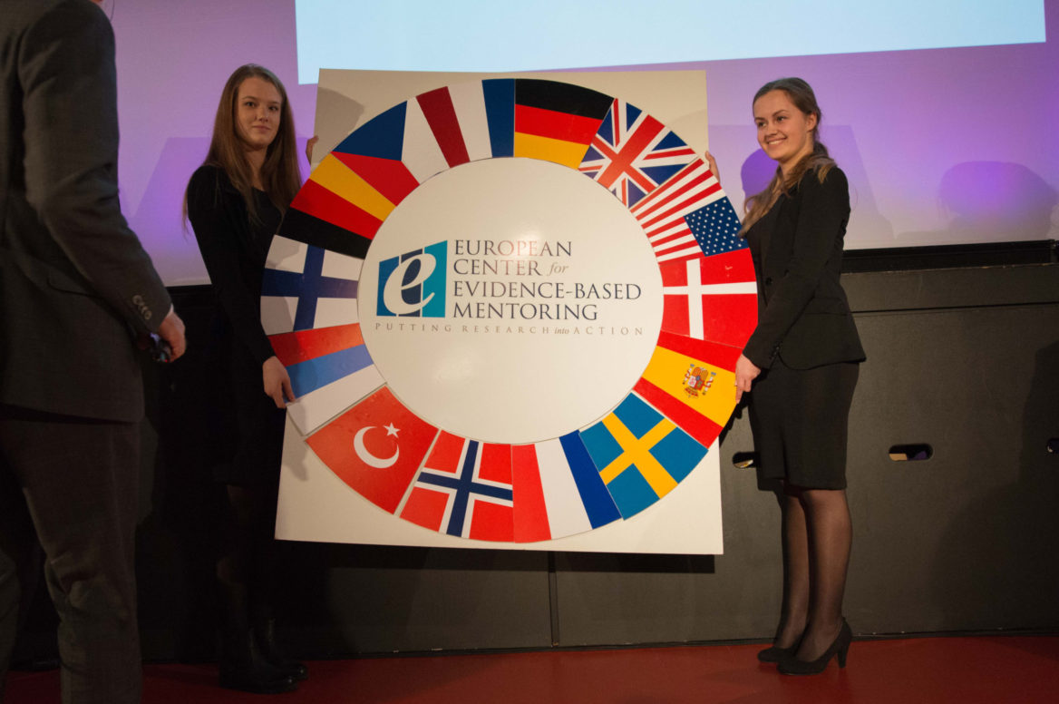 Mentoring Summit - logo met twee studenten (1)